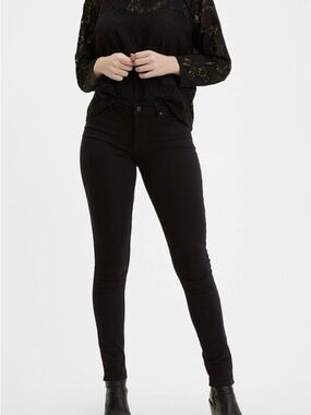 *like new* Levi’s 711 Skinny Black Jeans